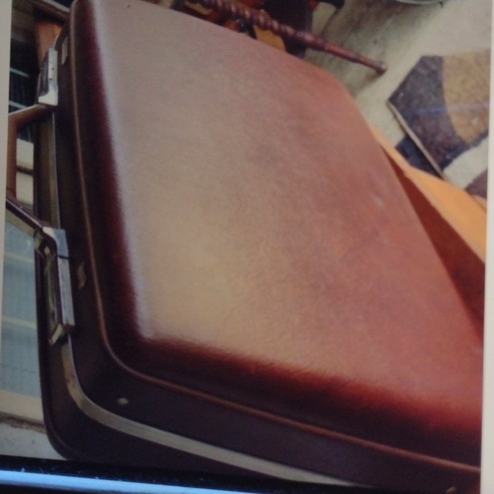 Classic American Tourister Brown Leather Suitcase with Chrome Hardware - Picture 2 of 6